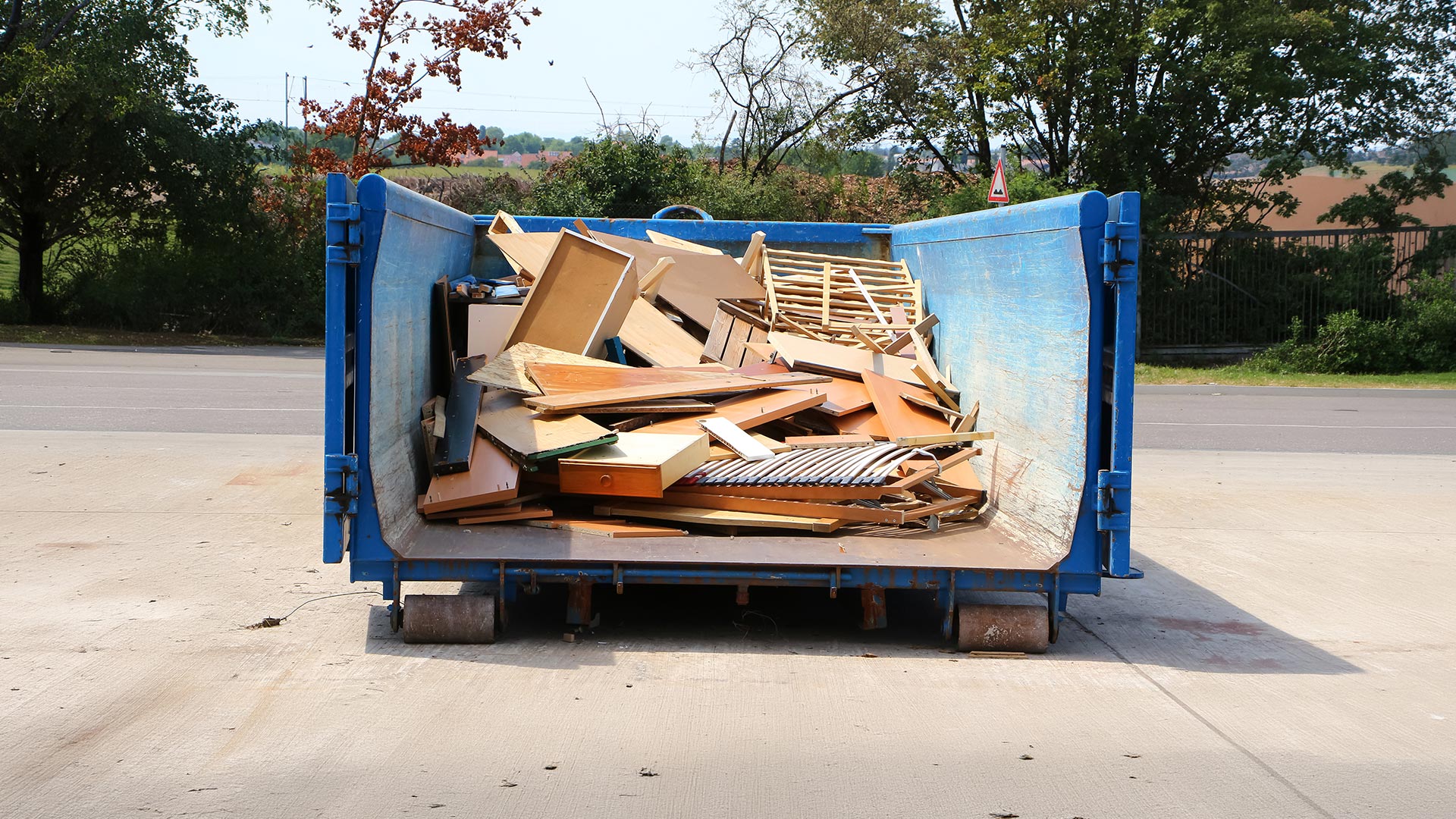 Entsorgung Sperrmüll-Container oder Anlieferung